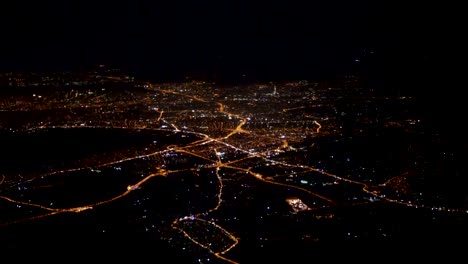 Luftaufnahme-der-Nacht-Athen-aus-dem-Flugzeug.