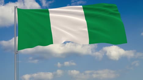 Bandera-de-Nigeria-contra-fondo-de-nubes-flotando-en-el-cielo-azul