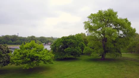 Wunderschöne-Luftaufnahme-des-Hyde-Park-in-London-von-oben