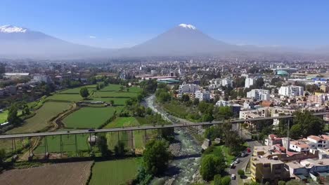 Ciudad-de-Arequipa-en-Perú-vista-aérea-de-drones