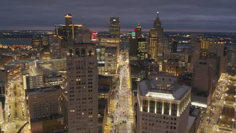 Skyline-de-Detroit-Michigan-en-perfil-plano-aéreo-del-atardecer