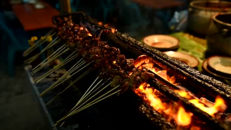 Sate-Matang-Aceh,-Indonesia-carnes-a-la-brasa-con-carbón-de-leña-en-el-mercado-de-comida-en-la-calle