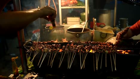 Sate-Matang-Aceh,-Indonesia-carnes-a-la-brasa-con-carbón-de-leña-en-el-mercado-de-comida-en-la-calle