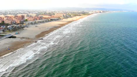 Vista-aérea-de-un-Drone-en-playa-de-Valencia,-España.-4k-Video