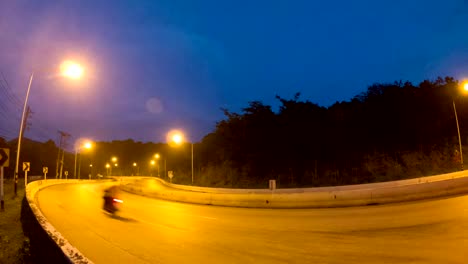 Zeit-Lapse-Verkehr-am-Abend-auf-einer-Bergstraße