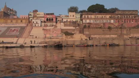 Varanasi,-en-las-orillas-de-ganga,-es-la-capital-espiritual-de-la-India-para-los-hindúes