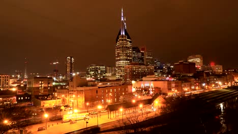 Timelapse-nocturno-de-Nashville,-Tennessee-centro-de-la-ciudad-en-el-río