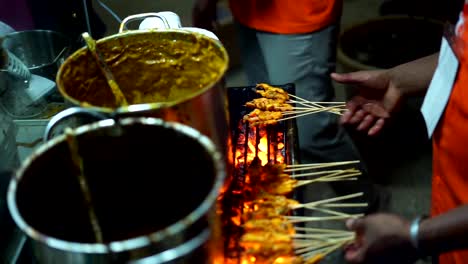 Satay-Padang,-Meat-skewers-cook-over-hot-coals-at-Indonesian-Street-food-market