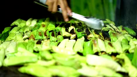 Food-Vendor-gegrillt-Sticky-Rice-auf-indonesischen-traditionellen-Kuchen-Basar