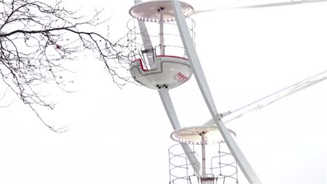 Primer-plano-de-Ferris-Wheel-automóviles-Spinning-de-Navidad-luces-y-atracciones