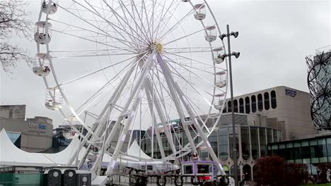 Weitwinkelaufnahme-von-Riesenrad-Autos-Spinning-zu-Weihnachten-Sehenswürdigkeiten-und-Lichter