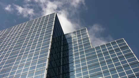 Blaue-verspiegelte-office-tower.-Zeitraffer-Wolke-reflections.