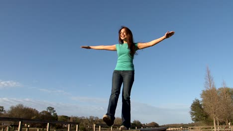 Joven-Latina-mujer-de-pie-en-el-viento