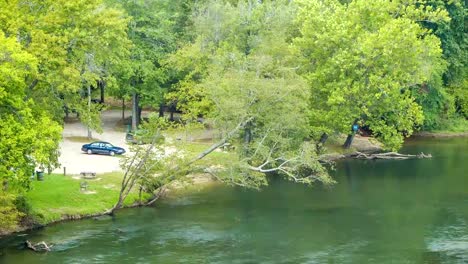 Área-para-Picnic-junto-al-French-amplia-río-en-Asheville,-Carolina-del-Norte