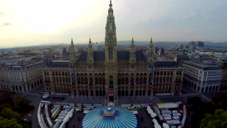 Rathaus-de-Viena,-antena,-circus-debajo-del-Consejo,-Sr.-Alcalde-de-la-ciudad.-Una-hermosa-toma-cenital-sobre-Europa,-cultura-y-paisajes,-cámara-pan-dolly-en-el-aire.-Soniquete-volando-sobre-suelo-europeo.-Viaje-excursiones-turísticas-de-la-vista-de-Austria.