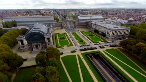 Gran-green-park-en-Bélgica,-car-túnel-bajo,-Vista-aérea-de-la-ciudad.-Una-hermosa-toma-cenital-sobre-Europa,-cultura-y-paisajes,-cámara-pan-dolly-en-el-aire.-Soniquete-volando-sobre-suelo-europeo.-Viaje-excursiones-turísticas-de-la-vista-de-Bélgica.