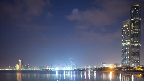 Vista-panorámica-de-abu-dhabi-la-noche,-lapso-de-tiempo