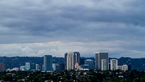 Century-City-Zeitraffer-mit-Wolken-im-Hintergrund