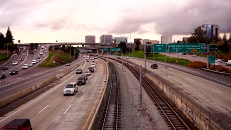 Autos-Autobahn-Rush-Stunde-öffentlichen-Verkehrsmittel-in-San-José,-Kalifornien