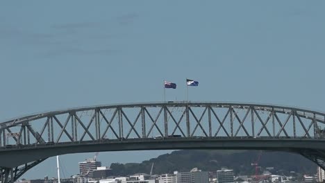 Nuevo-Zelanda-y-la-bandera-nacional-de-Plata-helecho-bandera-puente-del-puerto-de-Auckland