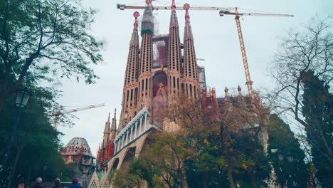 Día-de-la-Sagrada-familia-de-Gaudí-Barcelona-4-K-lapso-de-tiempo-de-España