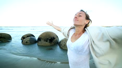 Moeraki-boulders:-Young-woman-enjoys-nature