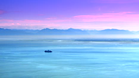 Luftaufnahme-der-Stadt-Vancouver-und-North-Shore-Mountains,-BC-Fähre-Schiff