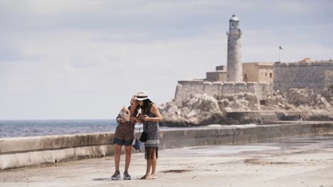 Turista-chicas-tomando-autofoto-con-teléfono-móvil-en-la-Habana-Cuba