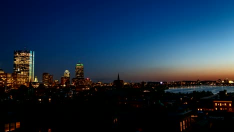 Dramatische-und-farbenfrohen-Sonnenuntergang-Zeitraffer-die-Boston-Skyline-entlang-des-Charles-River.