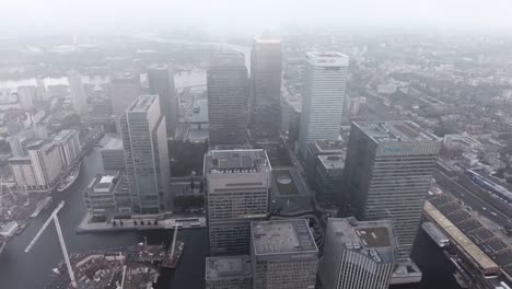 4K-Canary-Wharf-Türme-und-Gebäude-in-London-über-Kopf-Luftaufnahme