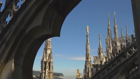 Italien-Sonnentag-Duomo-Kathedrale-auf-dem-Dach-Dekoration-Seitenansicht-4-k-Mailand