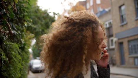 Stilvolle-junge-Frau-Telefonanruf-auf-Stadtstraße