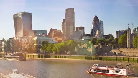 London,-Tour-boat-on-Thames-river