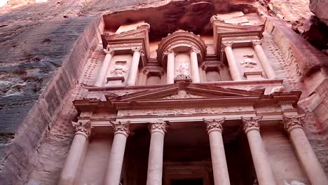 Al-Khazneh-oder-die-Schatzkammer-in-der-alten-Rosenstadt-Petra-in-Jordanien