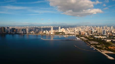 Luftbild-Stadt-mit-Wolkenkratzern-und-Gebäuden.-Philippinen,-Manila,-Makati