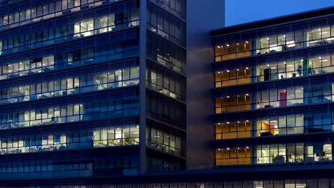 Edificio-de-oficinas-al-atardecer.