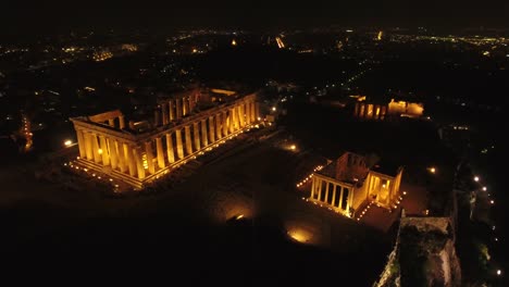 Tiro-de-Drone-de-4K-de-la-Acrópolis-de-noche