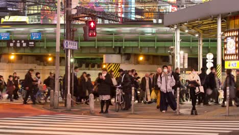 UHD:-Fußgänger-überqueren-in-Shinjuku