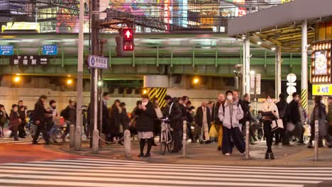 UHD:-Peatones-cruzando-en-Shinjuku