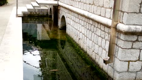 Zanja-con-agua-alrededor-del-edificio.-Medios-antiguos-de-defensa