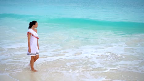 Glückliches-Mädchen-zu-Beac-laufen-im-flachen-Wasser.-Draufsicht-auf-eine-Frau-am-weißen-Strand