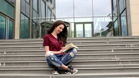 Mädchen-lesen-Sie-ein-Buch-über-die-Schritte-der-Bibliothek-sitzen.