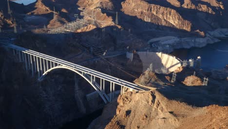 Vista-aérea-del-puente-del-río-Colorado-y-la-presa-Hoover