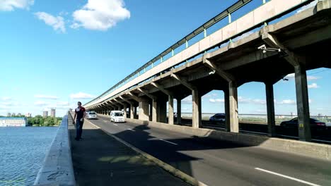 Timelapse-tráfico-de-coches-en-el-puente.-Tiempo-soleado.-Nubes-mínimo