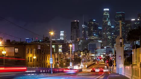 Die-Innenstadt-von-Los-Angeles-1st-Street-Bridge-und-Goldlinie-Nacht-Zeitraffer