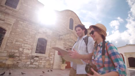 Excitada-pareja-de-turistas-caminando-por-las-calles-de-la-ciudad-antigua