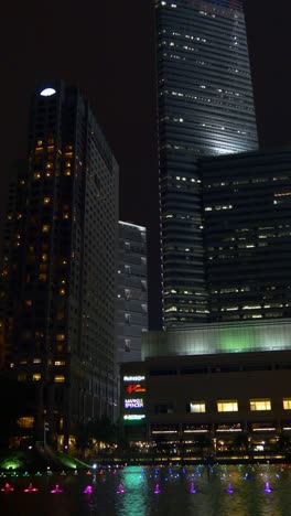 Malasia-vertical-kuala-lumpur-klcc-centro-comercial-noche-tiempo-fuente-panorama-4k