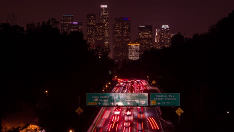 Die-Innenstadt-von-Los-Angeles-Timelapse-mit-110-Freeway-Nacht