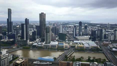 Balanceo-de-las-nubes-contra-el-cielo-de-brillante-azul-verano-soleado-en-Melbourne