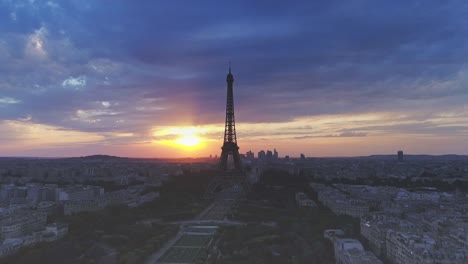 Vista-aérea-de-la-Torre-Eiffel-durante-la-puesta-de-sol,-París
